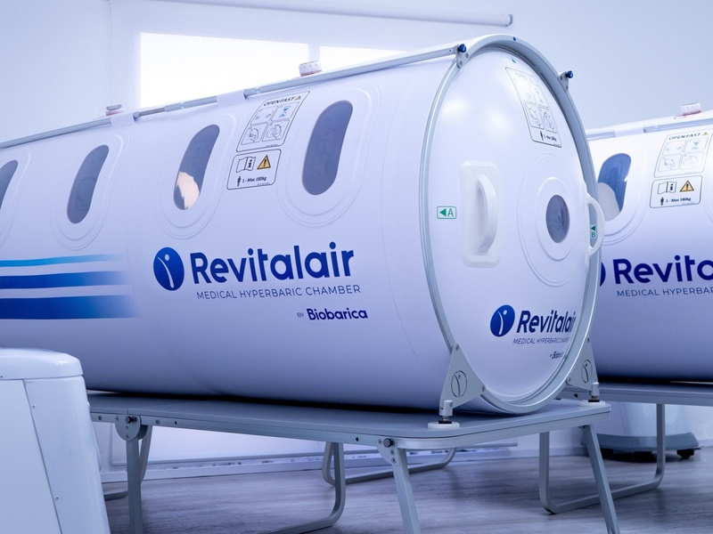 cámara hiperbárica moderna, color blanco
